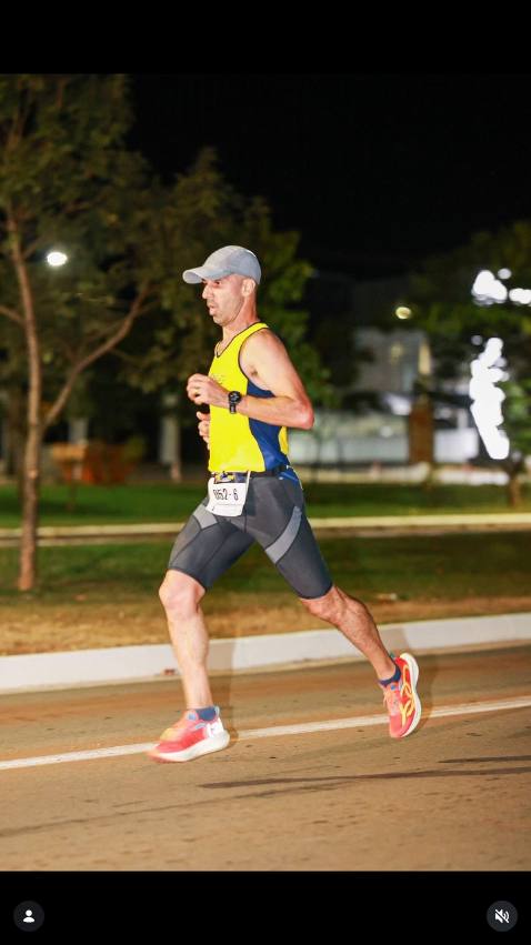 Atleta da Turbo Runners treinando à noite